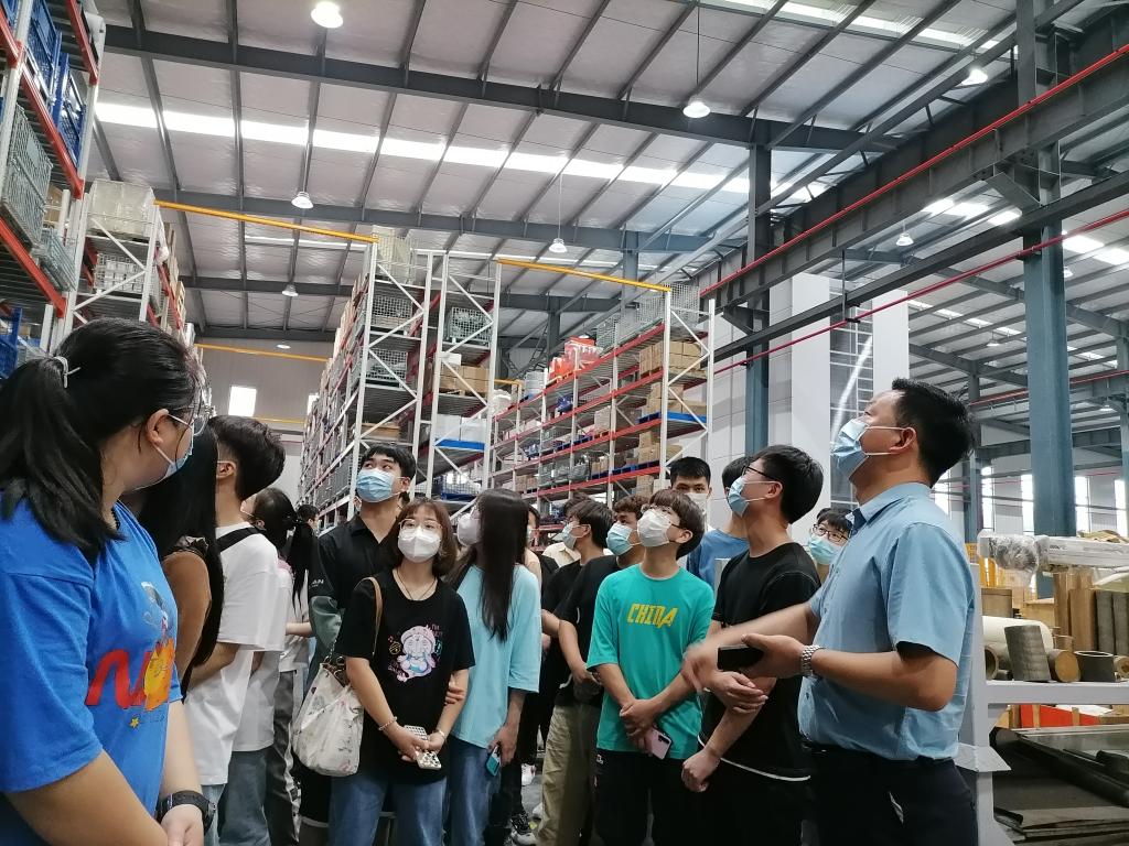 访企拓岗促就业 开云官网组织学生到荆门地区企业观摩